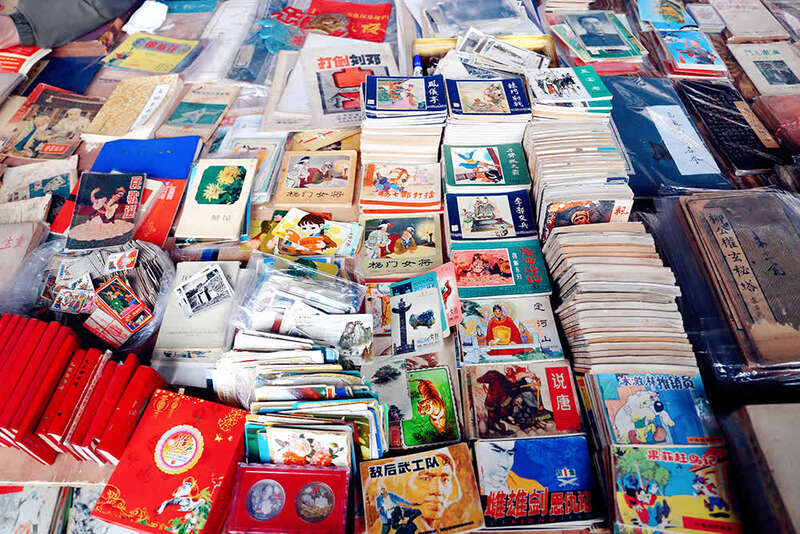 2019年12月29日，上海文庙旧书集市，各类的旧书。