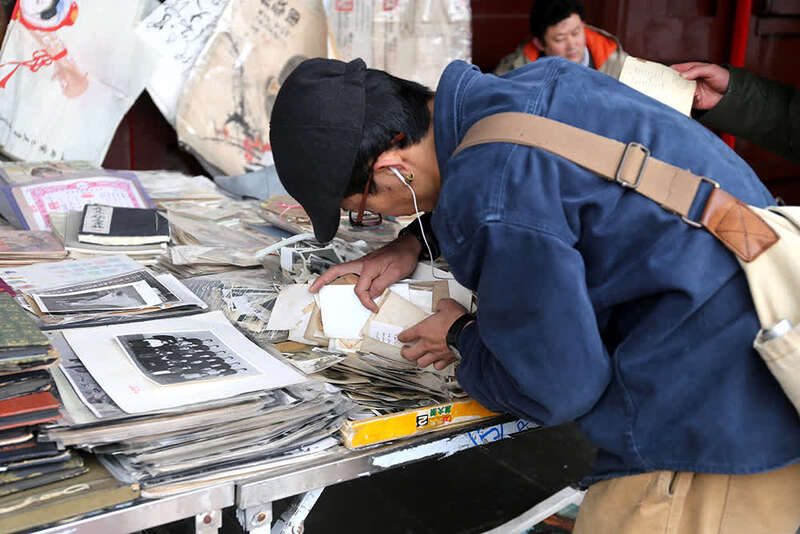 2019年12月29日，上海文庙旧书集市，一位正在埋头淘书的市民。