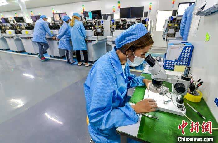 9月25日，新疆博尔塔拉蒙古自治州精河县晖力普电子科技有限公司芯片智能制造工厂里，年轻的员工在机器前，认真加工电子发光芯片，他们当中大部分毕业于博尔塔拉职业技术学院电气自动化专业。 <a target='_blank' href='http://www.chinanews.com/'><p  align=