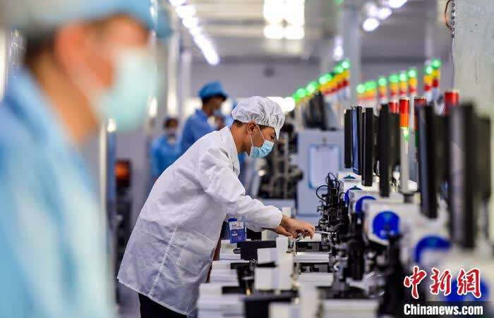 9月25日，新疆博尔塔拉蒙古自治州精河县晖力普电子科技有限公司芯片智能制造工厂里，学习电气自动化专业的哈萨克族员工阿合交力·吴拉力汗站在机器前，认真加工电子发光芯片。 <a target='_blank' href='http://www.chinanews.com/'><p  align=