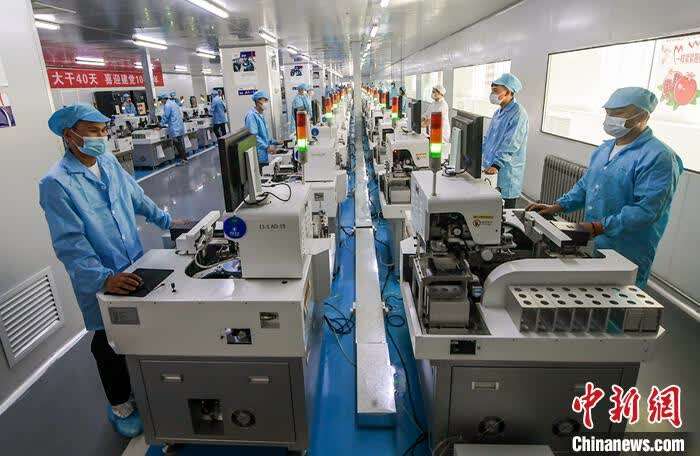 9月25日，新疆博尔塔拉蒙古自治州精河县晖力普电子科技有限公司芯片智能制造工厂里，年轻的员工在机器前，认真加工电子发光芯片，他们当中大部分毕业于博尔塔拉职业技术学院电气自动化专业。 <a target='_blank' href='http://www.chinanews.com/'><p  align=
