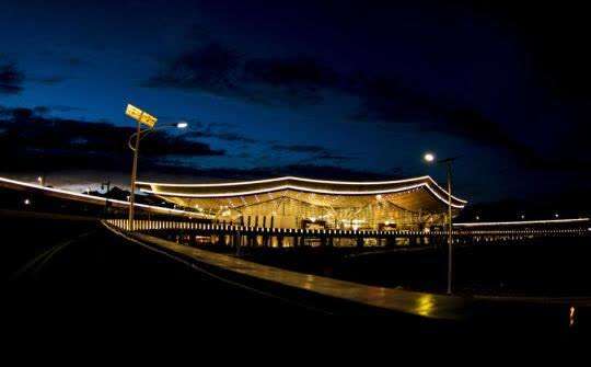 西藏拉萨贡嘎国际机场t3航站楼夜景 新华社发 周航 摄