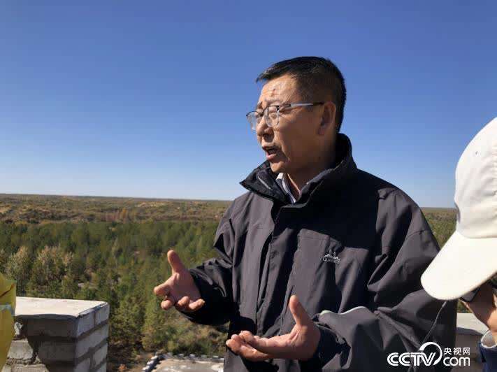 10月21日，张应龙在毛乌素治沙造林基地接受记者采访。孙晓媛/摄