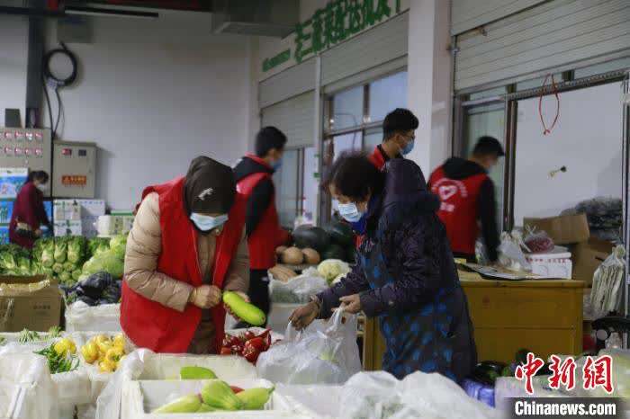 青海平安街头的“家庭志愿队”：一周送出上千份餐