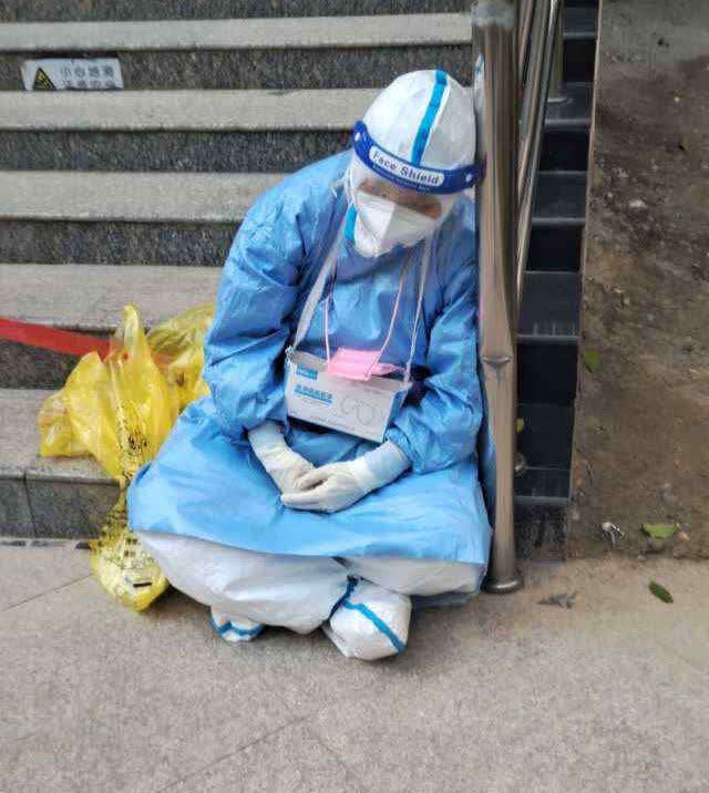 让所有人都忙碌了起来,在疫情防控一线,裹白衣的医护人员,穿蓝警服的