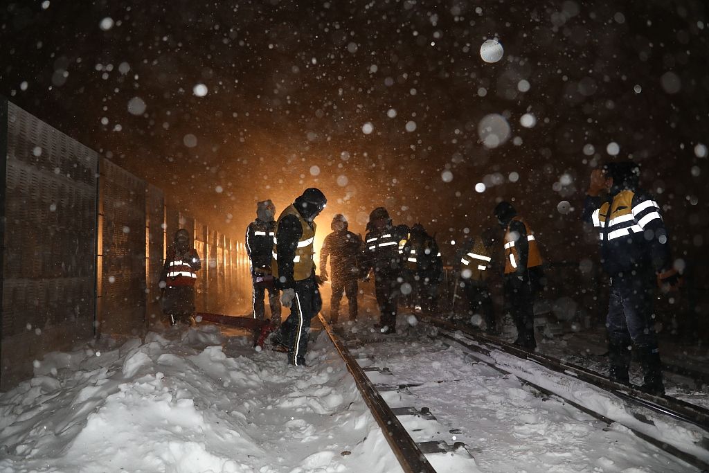 内蒙古赤峰暴雪掩埋钢轨铁路紧急救援抢险