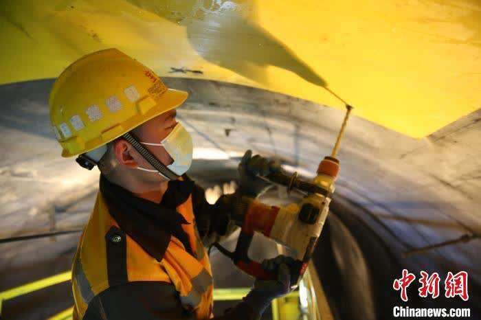 在陝西寶雞供電段鳳州供電車間秦嶺接觸網工區,安全員張瑜宏提醒工友