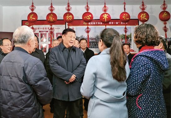 这是12日下午,习近平在潘安湖街道马庄村党员活动室与正在学习党的