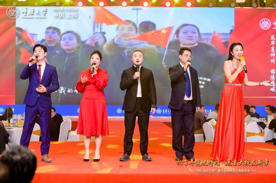 活动以建党100周年宣传片拉开序幕,廖瑞金带领现场全体党员校友重温