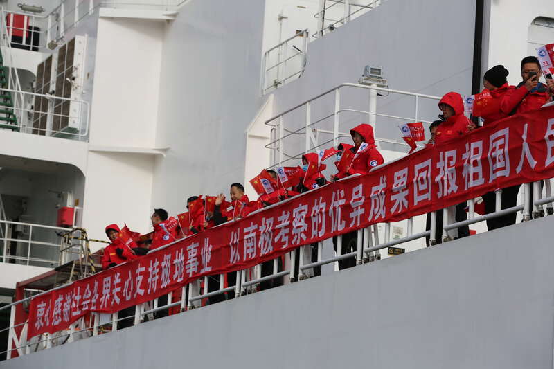 中国第38次南极考察队第二批队员搭乘“雪龙2”号起航