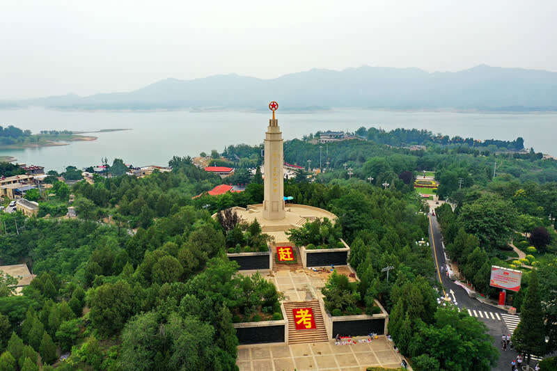 这是2021年6月13日拍摄的河北省平山县西柏坡纪念塔。