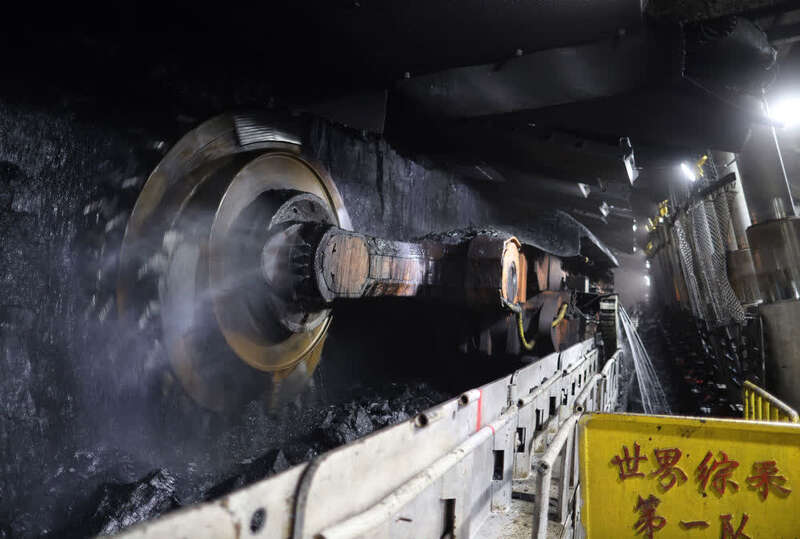 11月17日,国家能源神东煤炭集团上湾煤矿采煤现场.新华社记者贾立君摄