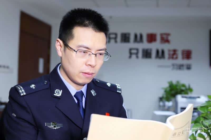 宁波民警房敏杰双眼近乎失明十几年如一日坚守在扫黑前线