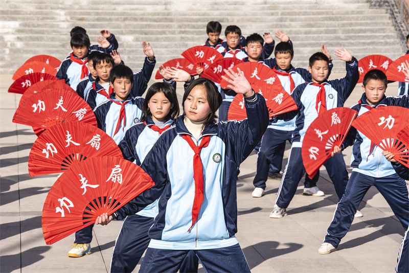 江西省吉安市新干县城东学校开展太极扇大课间活动,让学生们在充满