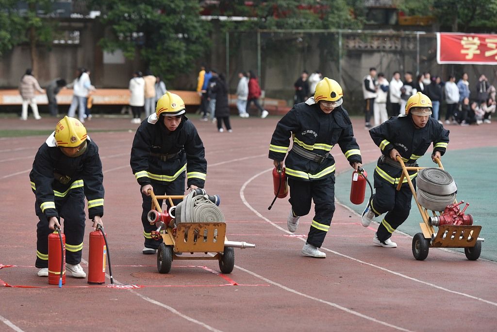 四川内江学校举行消防运动会提高学生消防安全素质
