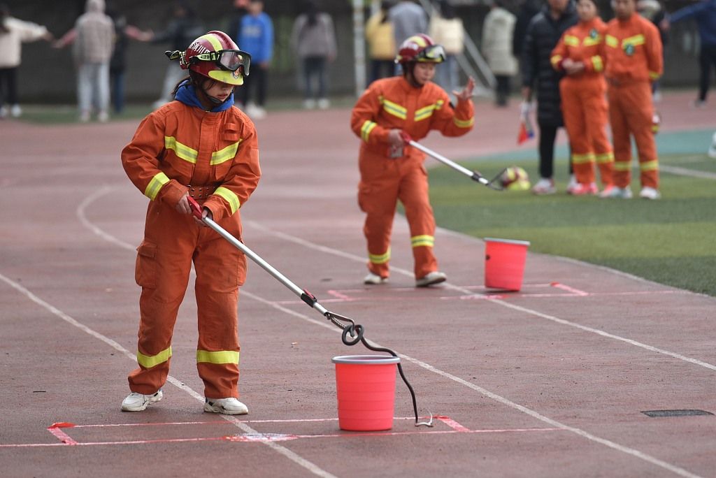 四川内江:学校举行消防运动会 提高学生消防安全素质