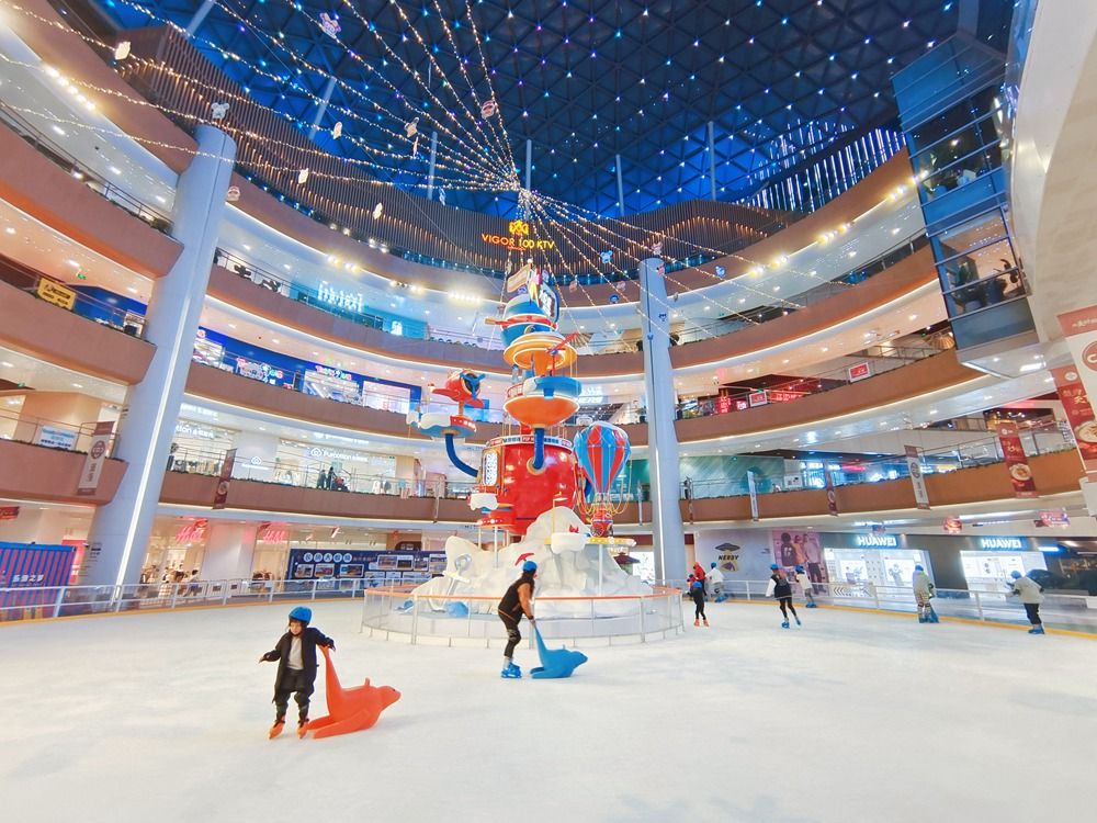 上海冰雪运动火热商场化身时尚滑冰健身乐园