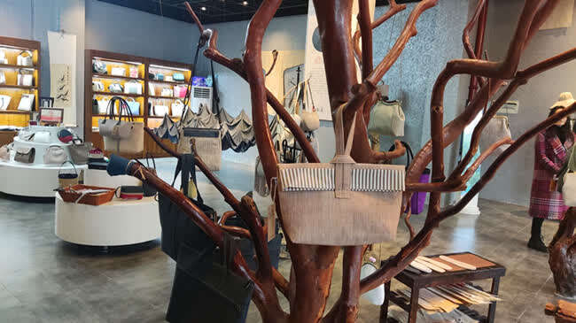 以浏阳夏布为原料制造的各类文创产品。叶莎摄