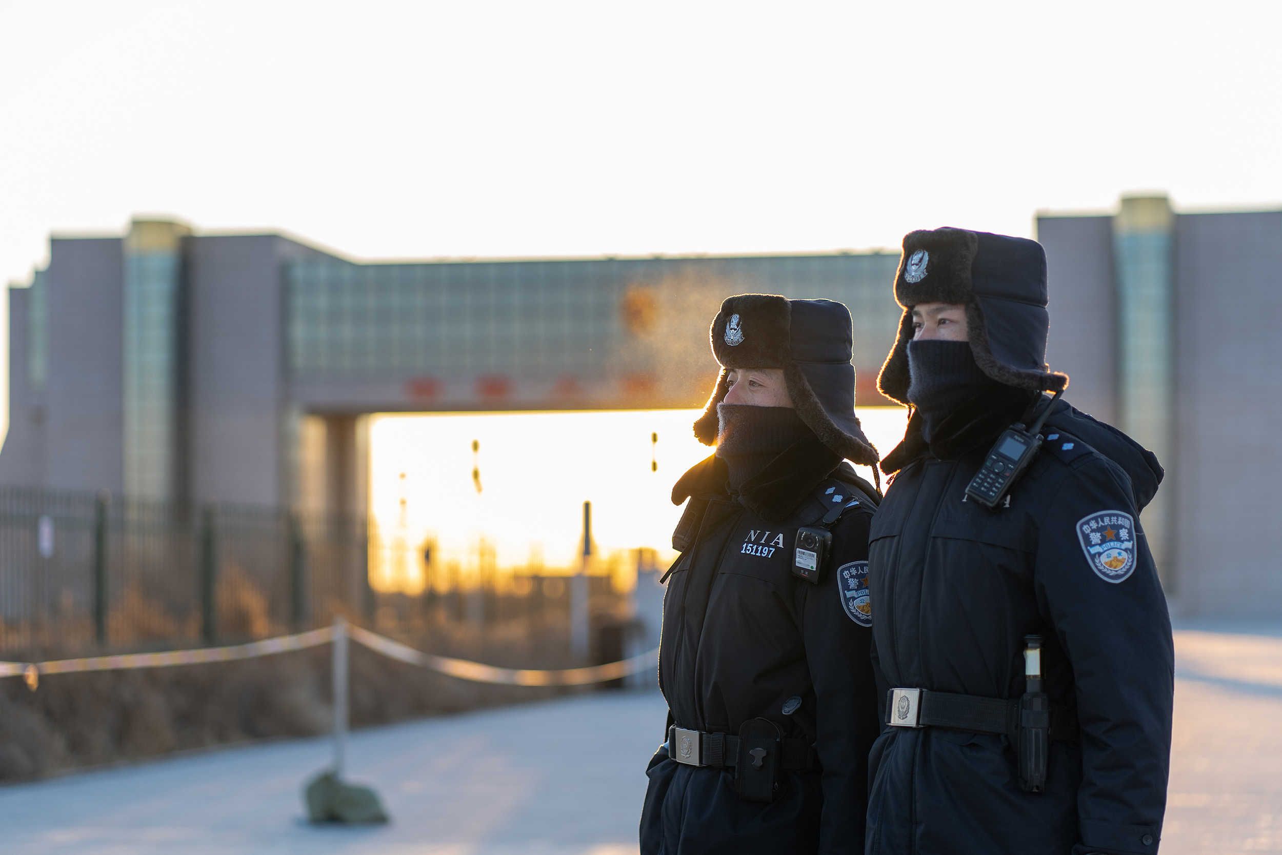 内蒙古二连浩特:边检民警坚守国门 迎接新年第一缕阳光