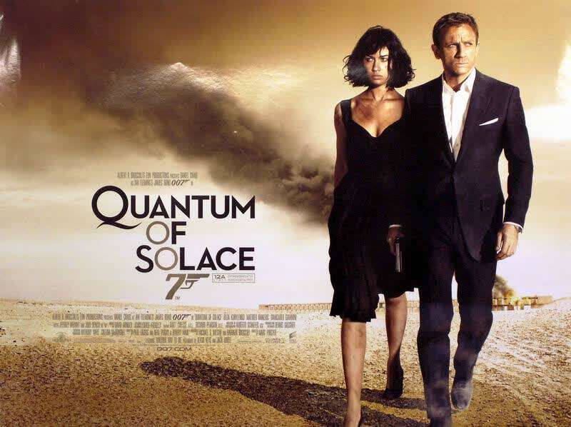 量子危机》海报更值得注意的是,在萨姆·门德斯的作者情怀加持下,007