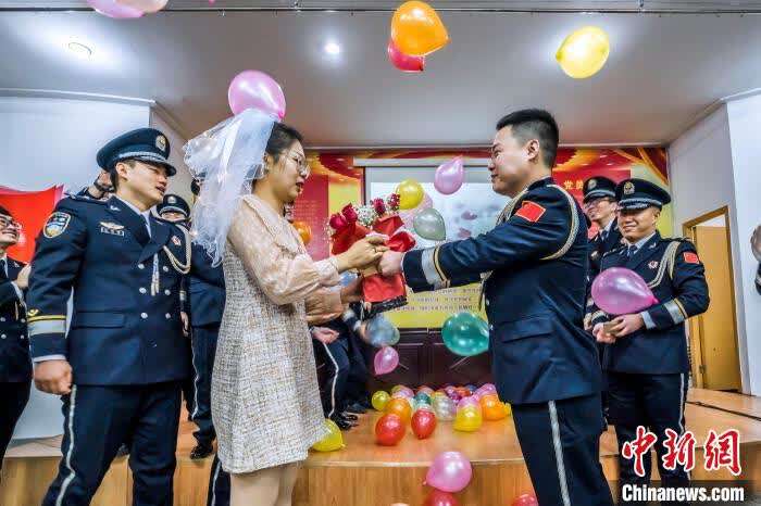 当警察是我从小的梦想,所以我想在我们庆祝警察节这天向你求婚,你愿意