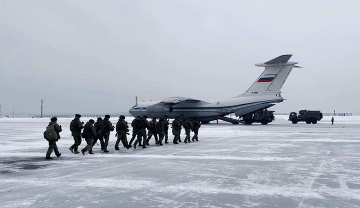 洛夫斯基机场,俄罗斯维和部队的士兵准备登上运输机飞往哈萨克斯坦