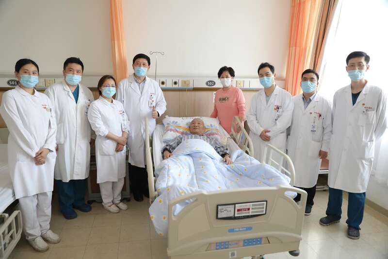 90岁老兵手术后给医务人员“上党课”
