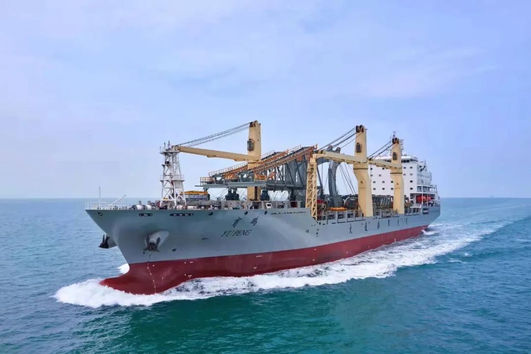 和中国自行设计建造的第二代首艘现代化多用途载货教学实习船"育鹏"轮