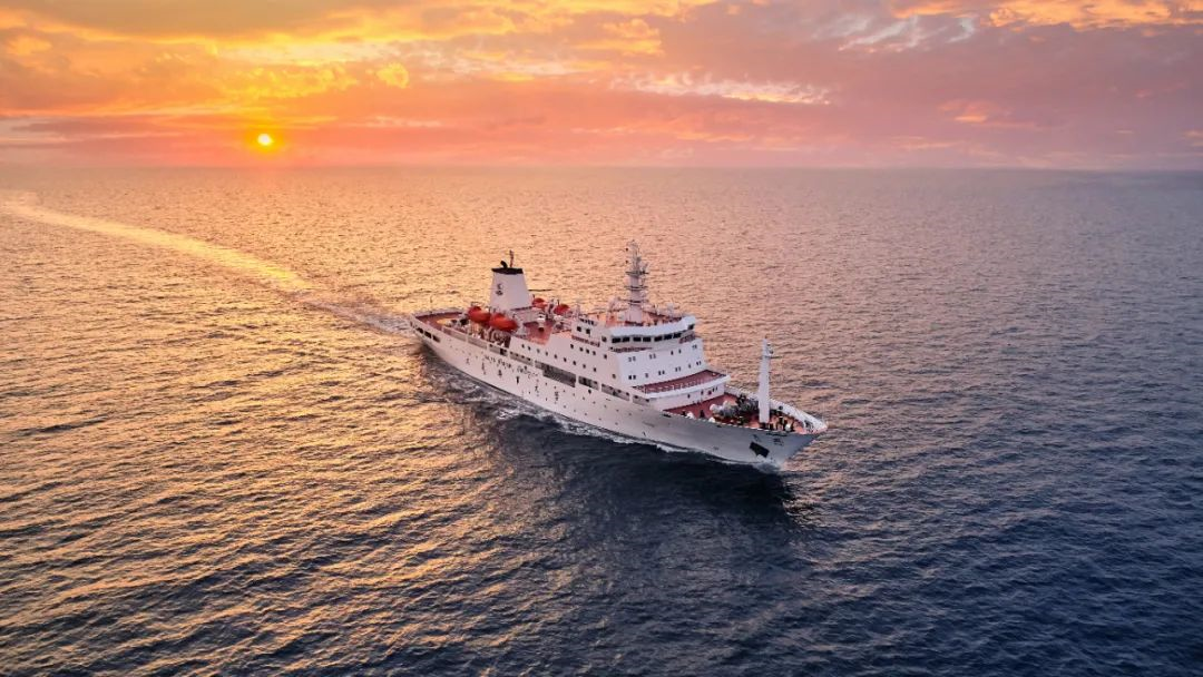 和中国自行设计建造的第二代首艘现代化多用途载货教学实习船"育鹏"轮