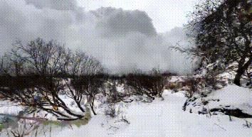 云南一景区雪崩 游客边跑边拍