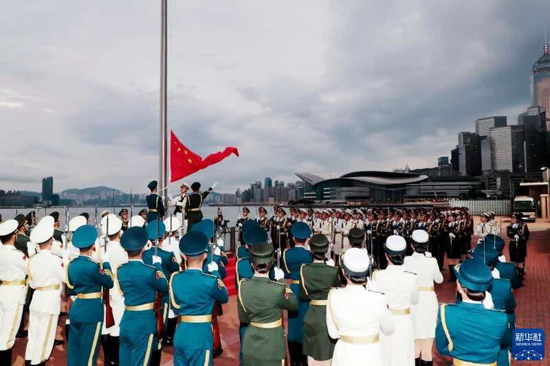 解放军驻香港部队首次在中区军用码头举行升国旗仪式