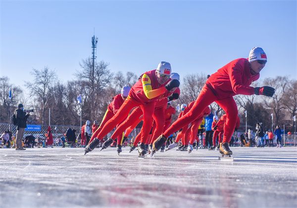 北京:来自民间的冰雪热情 什刹海速滑队冰场上展英姿