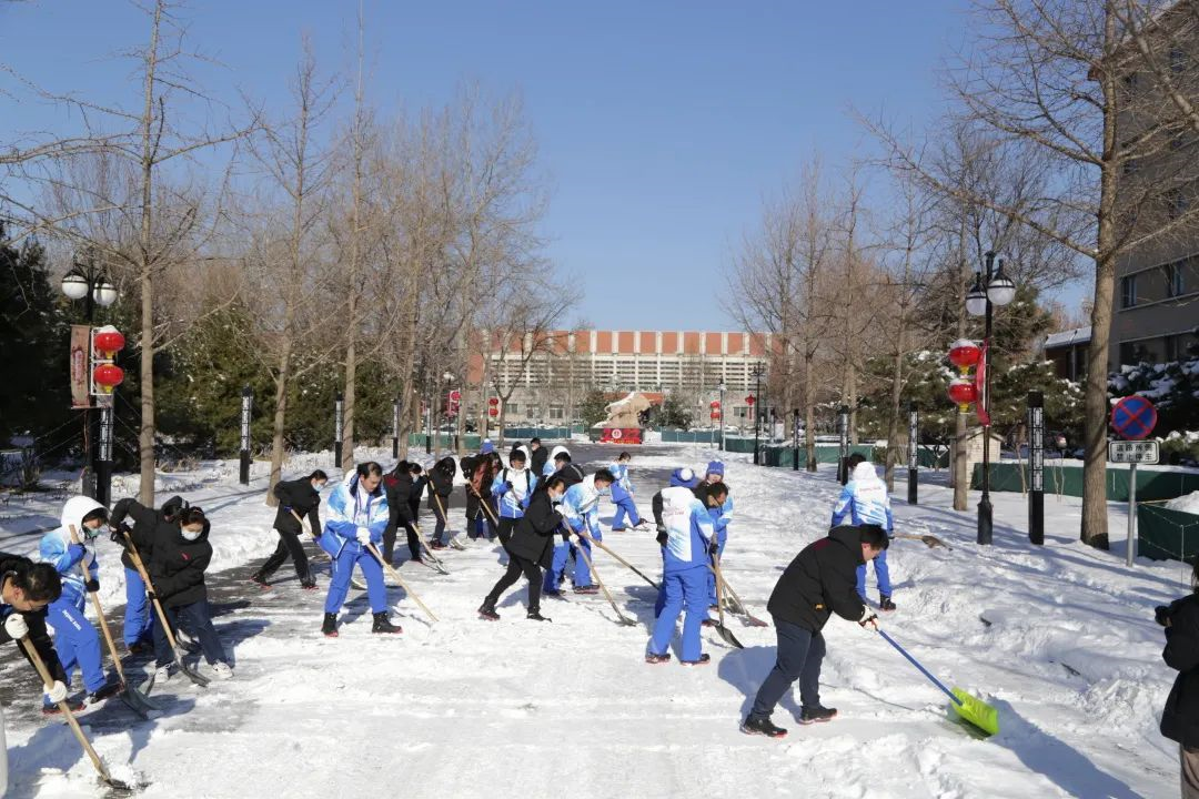 劳动最光荣 法大冬奥志愿者开展清雪工作