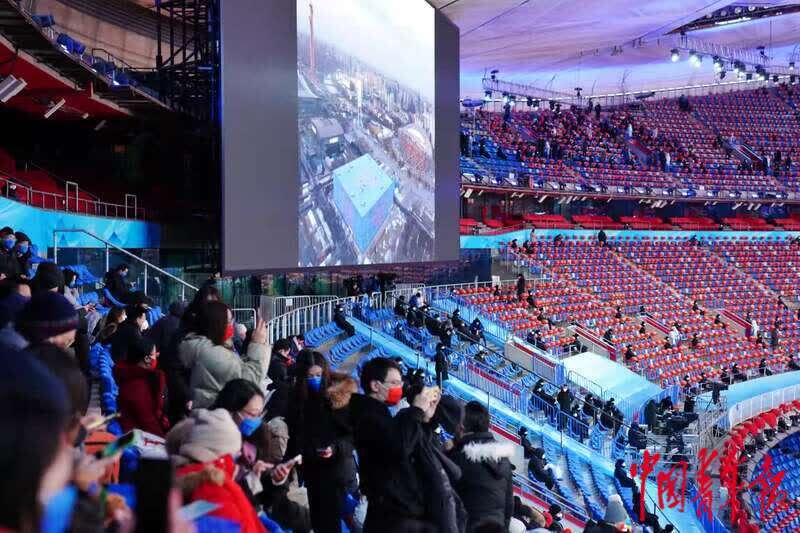 北京冬奥会闭幕式进入倒计时观众陆续进场落座