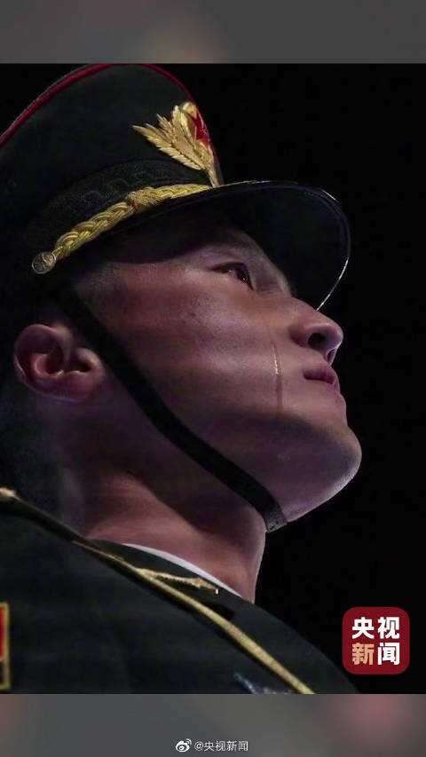 在北京冬奥会开幕式上，镜头记录下现场一名仪仗兵落泪的瞬间。