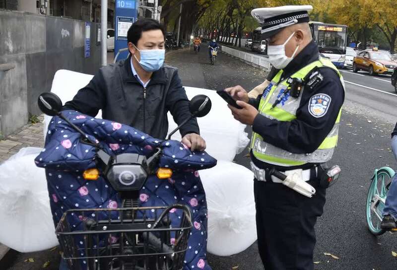 对参加道路交通安全法律,法规和相关知识学习且经考试合格的,或者参加