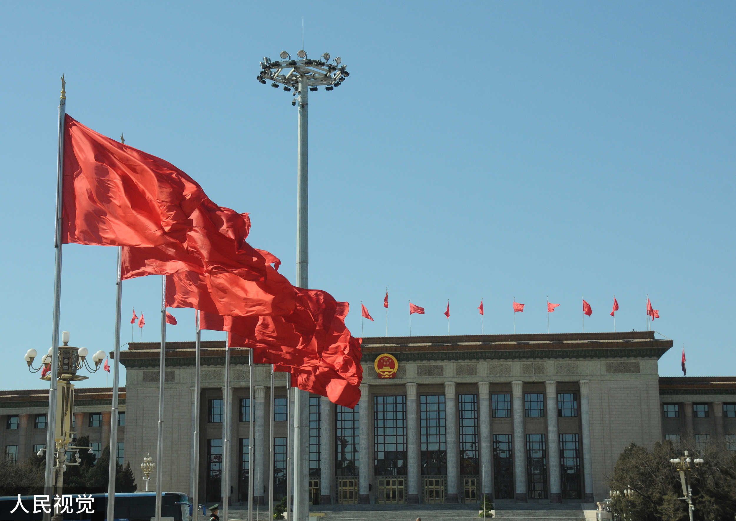 全国两会召开在即 北京天安门广场红旗迎风招展