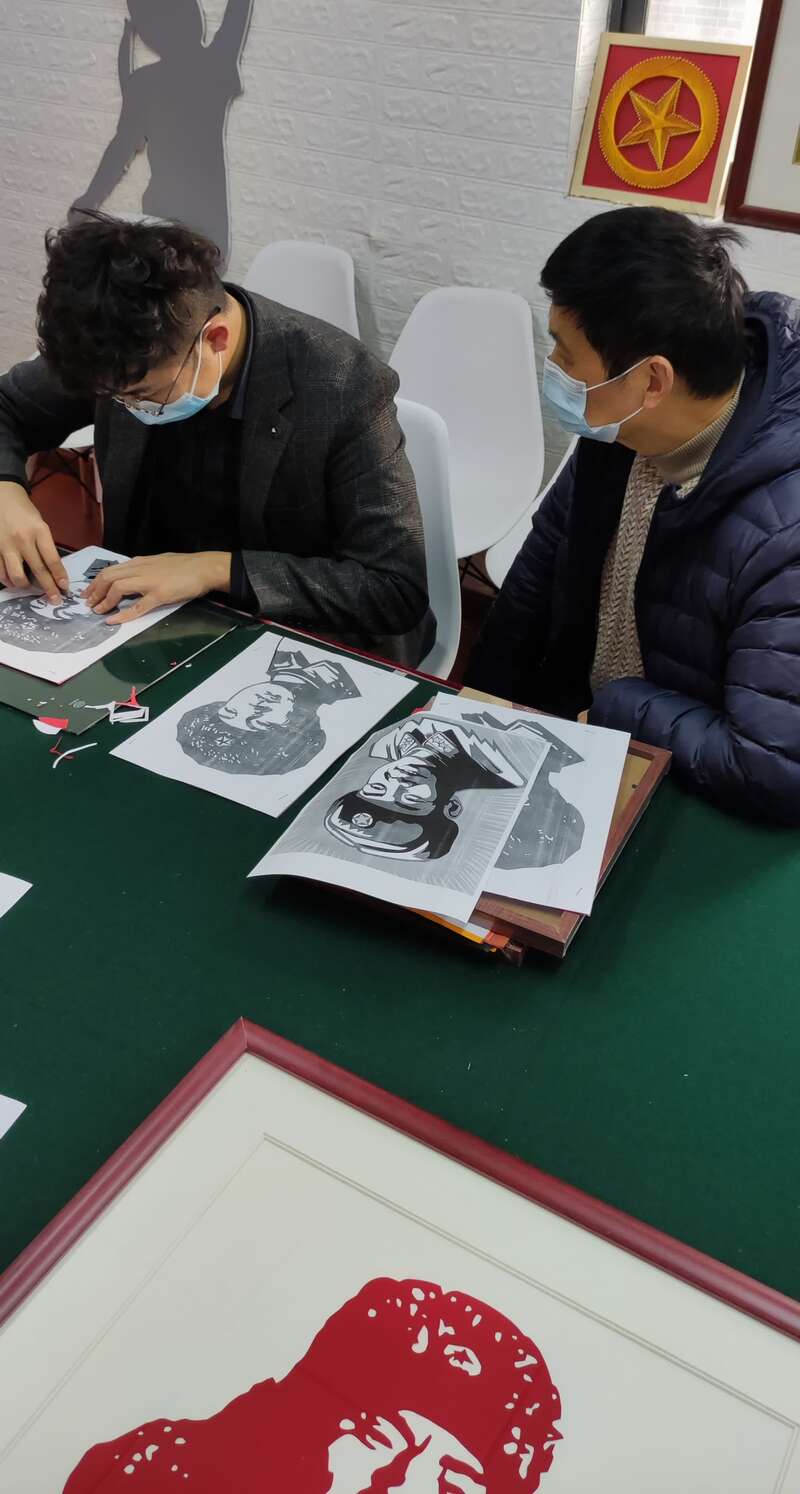 上海：雷锋邮票进课堂东西部共上一堂课