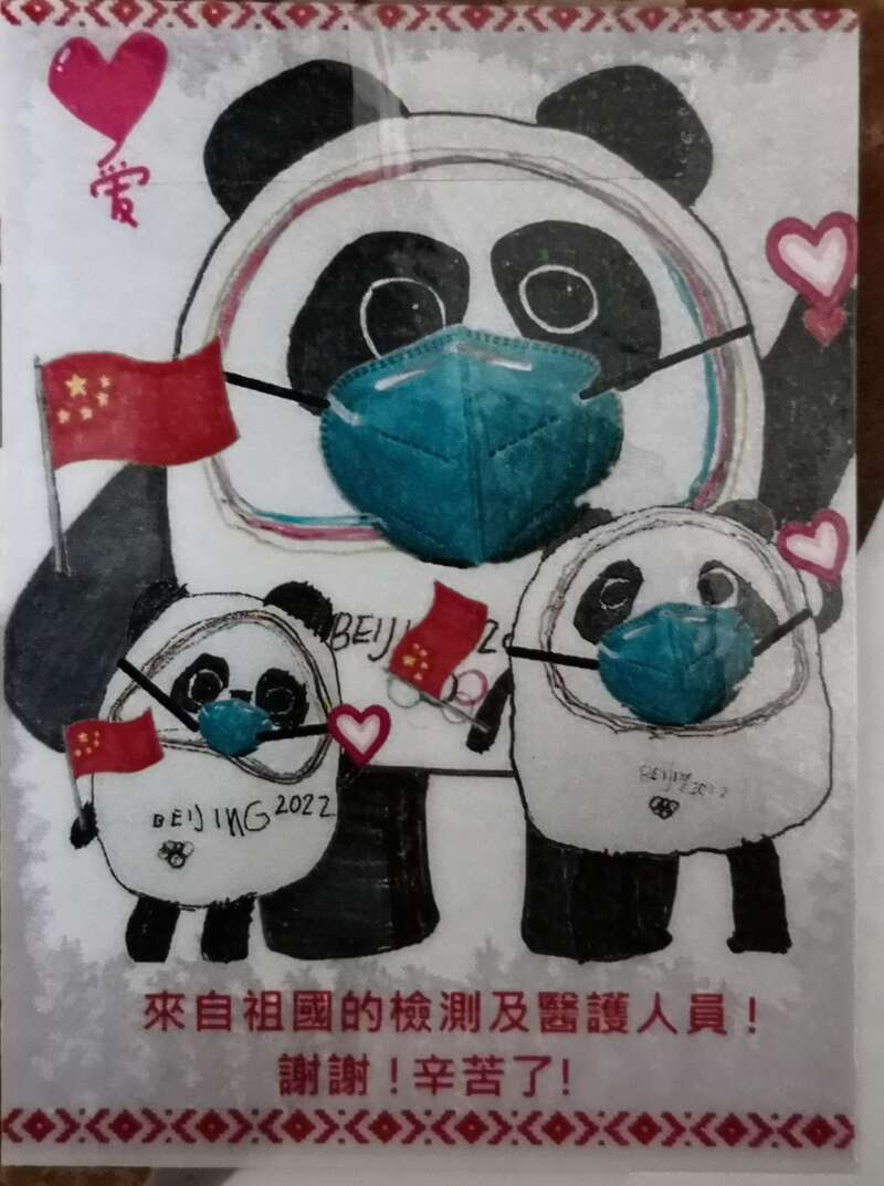 如何在口罩上画冰墩墩图片