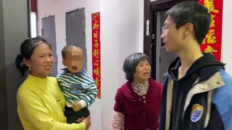 湖南郴州：4名学生救下翻越18楼天台的老奶奶