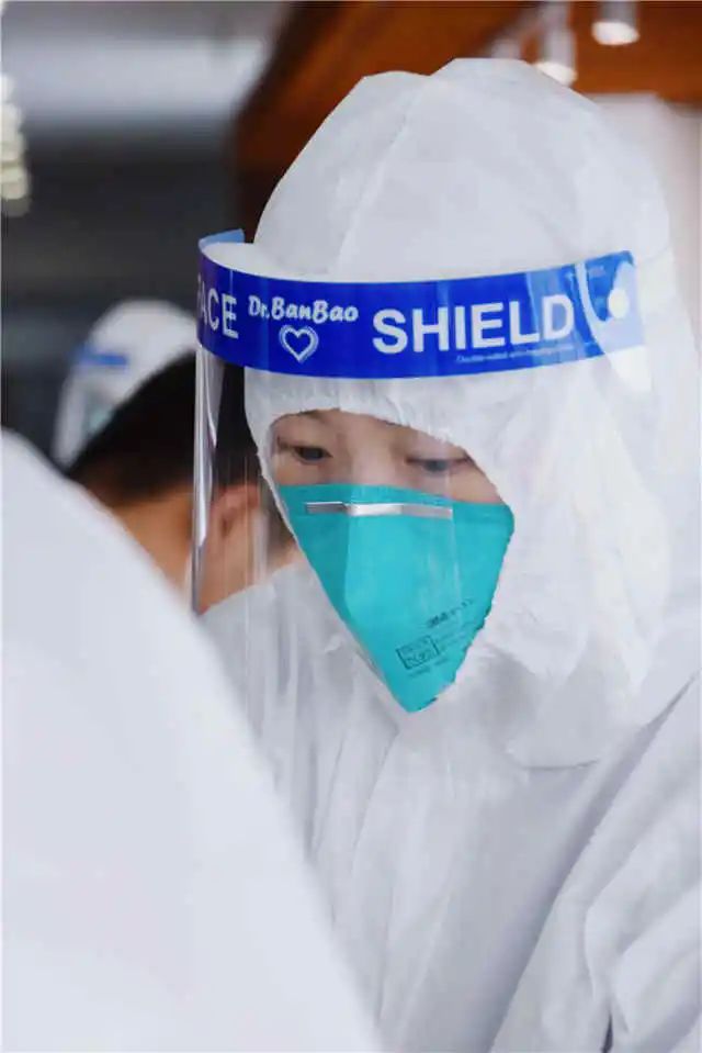 大白刷屏背影照的背后一群00后医学生志愿者走上了疫情防控第一线