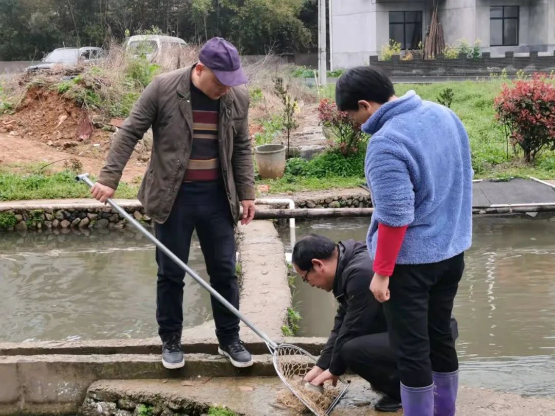 "受成长环境的影响,郑善坚对水有着别样的情感,面对渔民们也感觉格外