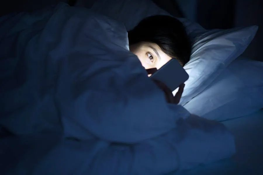 不玩手机睡不着