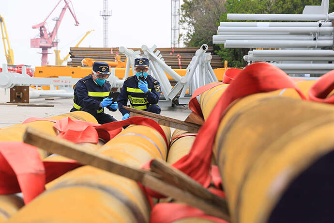 4月1日,吴淞海关在浦西封控首日上午完成一批出口钢材的查检。王卓飞 摄