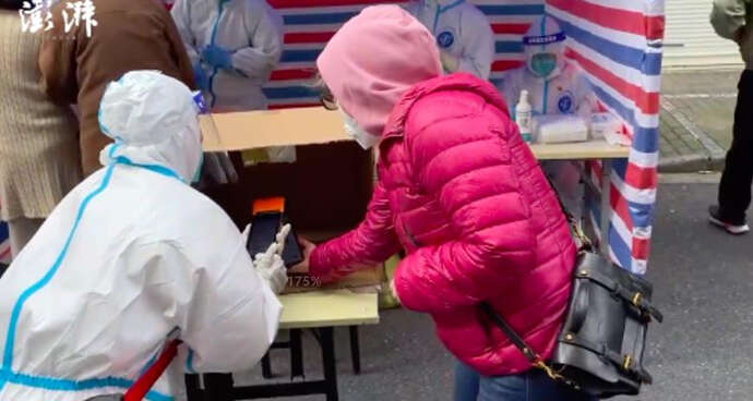 工作人员自制纸箱,“提亮”登记二维码。视频截图