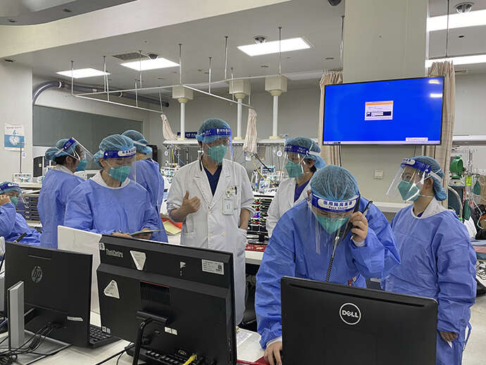 毛恩强和急诊同事们参与病例讨论。