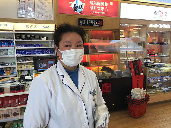 老百姓大药房江安路店药师张燕。澎湃新闻记者 李佳蔚 图