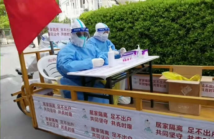 在闵行区颛桥镇,志愿者驾驶着一辆组合而成的“移动采样车”开到了居民楼下。受访者 供图