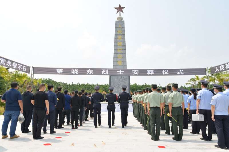 大门迈向纪念塔前…当天,在云南省西双版纳景洪市勐龙烈士陵园内"