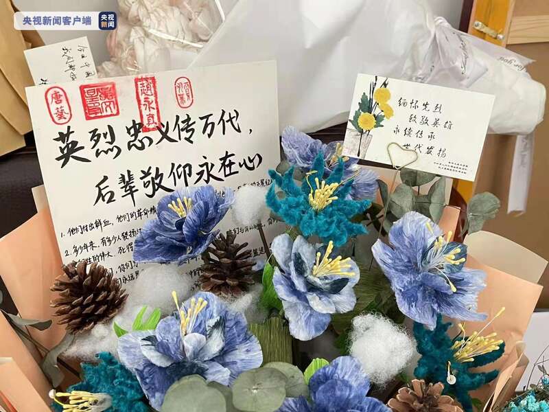制花献英烈黑龙江大学生制作创意花束祭奠烈士